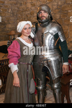 San Marinis gekleidet im Zeitraum Outfits während der jährlichen mittelalterlichen Tage Festival in der Altstadt von San Marino Die Republik San Marino statt. Stockfoto