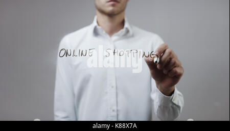Online Shopping, Mann schreiben auf Glas Stockfoto