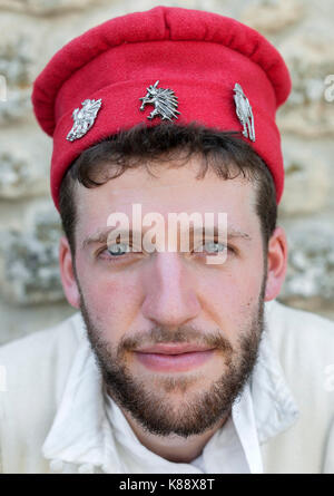 San Marini Mann mit Hut für den jährlichen mittelalterlichen Tage Festival in der Altstadt von San Marino Die Republik San Marino statt. Stockfoto