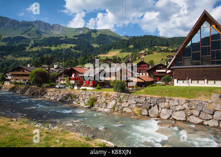 Les Diablerets, Schweiz - Juli 11,2015: tolles Gebäude aus Holz in Les Diablerets, Schweiz Les Diablerets, ein wichtiges Zentrum für Abenteuer s Stockfoto