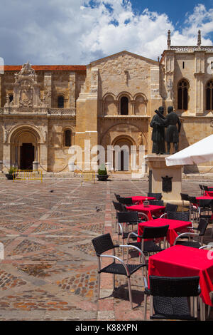 Leon, Spanien - Juli 5, 2017: Die basílica de San Isidoro de Leon. Es auf dem Gelände eines alten römischen Tempel befindet. seine christlichen Wurzeln zurückverfolgt werden können Stockfoto