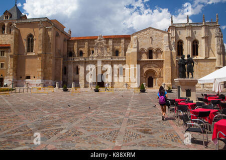 Leon, Spanien - Juli 5, 2017: Die basílica de San Isidoro de Leon. Es auf dem Gelände eines alten römischen Tempel befindet. seine christlichen Wurzeln zurückverfolgt werden können Stockfoto