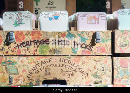 Schachteln von Erbstück Saatgutpackungen zum Verkauf im Herbst RHS Wisley flower show. Surrey, Großbritannien Stockfoto