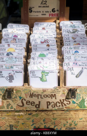 Schachteln von Erbstück Saatgutpackungen zum Verkauf im Herbst RHS Wisley flower show. Surrey, Großbritannien Stockfoto