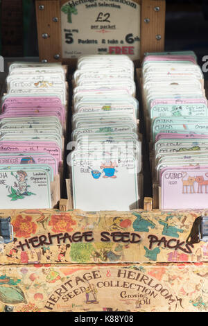Schachteln von Erbstück Saatgutpackungen zum Verkauf im Herbst RHS Wisley flower show. Surrey, Großbritannien Stockfoto