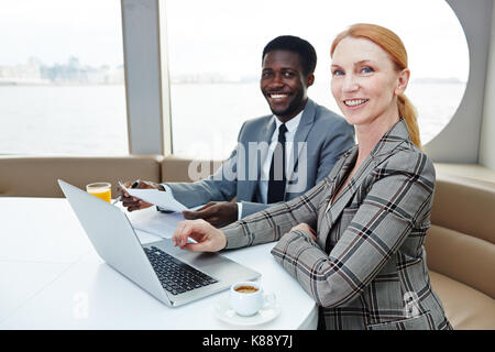Erfolgreiche Business Partner zusammen mit dem Dampfer unterwegs Stockfoto