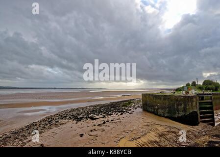 Dramatische Wetterverhältnisse über den Fluss Severn Estuary England Großbritannien Stockfoto