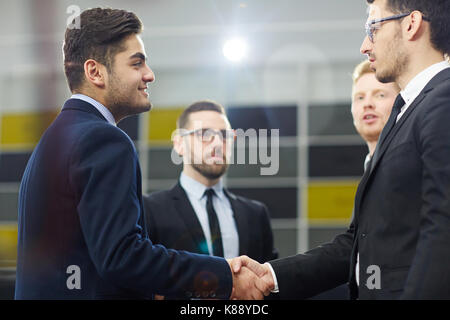 Erfolgreiche Geschäftspartner handshaking nach Verhandlungen oder durch das Treffen Stockfoto