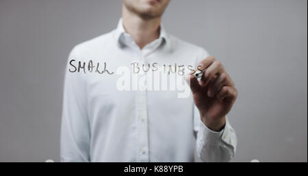 Small Business, Mann schreiben auf Glas Stockfoto