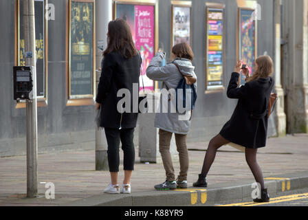 Touristen spielen und nehmen selfies auf der Vorderseite der Straße Wandmalereien zieren das Gebäude om Argyle Street Glasgow Stockfoto