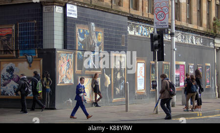 Touristen spielen und nehmen selfies auf der Vorderseite der Straße Wandmalereien zieren das Gebäude om Argyle Street Glasgow Stockfoto