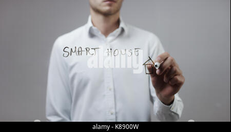 Smart house, Mann schreiben auf Glas Stockfoto