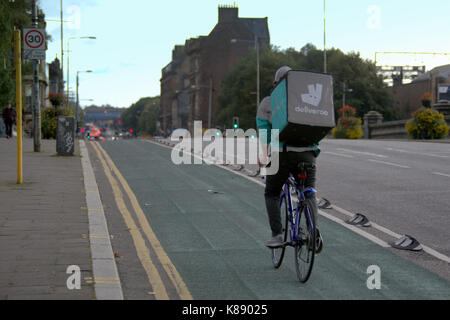 Lieferung deliveroo bike Radfahrer auf der Straße in Glasgow. Stockfoto