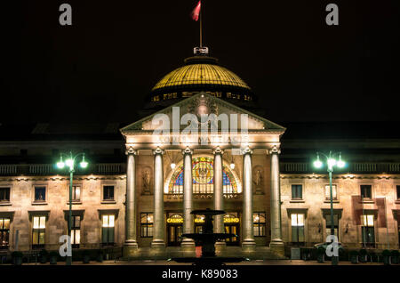 Wiesbaden, Deutschland - 20. Februar 2017: Die berühmten historischen Casino in Wiesbaden in Deutschland bei Nacht Stockfoto