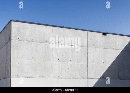 Abstrakte konkrete Innenraum, Ecke von Grunge Wände unter blauem Himmel Stockfoto