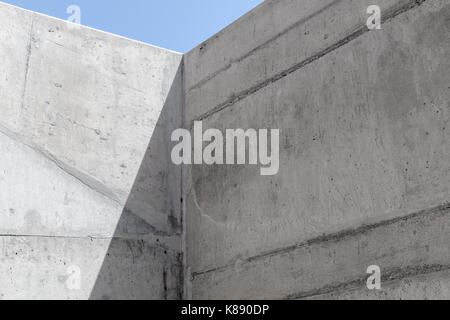 Abstrakte leer konkrete Innenraum, Ecke von Grunge Wände unter blauem Himmel Stockfoto