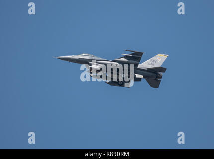 Bossier City, Louisiana, USA, Sept. 8, 2017: EIN US Air Force F 16 CM über die Stadt fliegt, nähert sich Barksdale Air Force Base. Es war eine von vielen aircra Stockfoto