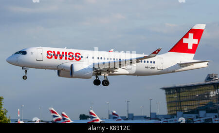 Eine Bombardier CSeries CS 100 der Schweizer Ansätze Londons Flughafen Heathrow runway 09 L. Stockfoto