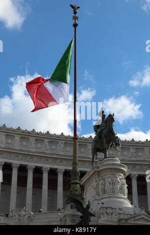 Italienische Flagge neben das Monumento nazionale a Vittorio Emanuele II. in Rom, Italien. Stockfoto