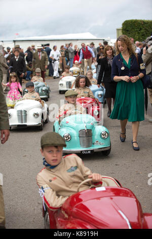 Settrington Cup Wettbewerb für Austin J40 Pedal Cars in Goodwood Revival 2017 Konferenz, Goodwood Rennstrecke, West Sussex, England, Großbritannien Stockfoto