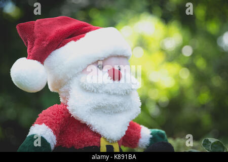 Santa Claus Doll auf Weihnachten auf die Natur Hintergrund mit Kopie Raum Stockfoto