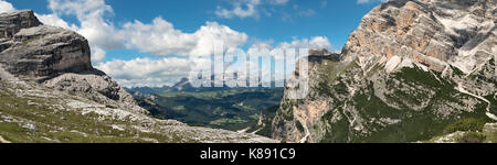 Die Dolomiten, Norditalien. Blick auf den Monte Marmolada, mit 3343 m der höchste Berg in den Dolomiten, von der AV1-Pfad in der Nähe von Forcella del Lago gesehen Stockfoto