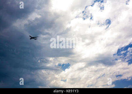 Passagierflugzeug nähert sich gegen einen stürmischen Himmel Stockfoto