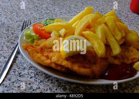 Fisch und Chips in einem Cafe Stockfoto