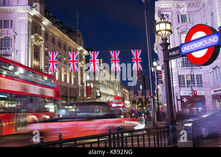 Vereinigtes Königreich, England, London, 17. Juni 2016: Beliebte touristische Piccadilly Circus mit Fahnen Union Jack in der Nacht leuchten Beleuchtung Stockfoto