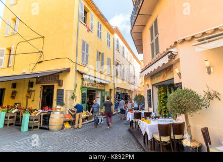 Antibes, Frankreich - 1. Juli 2016: Tagesansicht typische Straße in Antibes, Frankreich. Antibes ist ein beliebter Badeort im Herzen der Cote d ' Azur. Stockfoto