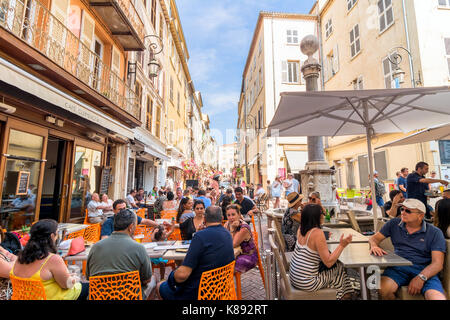 Antibes, Frankreich - 1. Juli 2016: Tagesansicht typische Straße in Antibes, Frankreich. Antibes ist ein beliebter Badeort im Herzen der Cote d ' Azur. Stockfoto