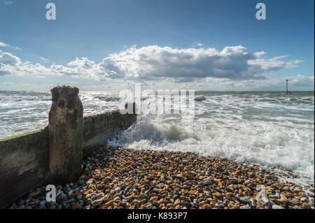 Wellen am Strand von Selsey Bill Stockfoto