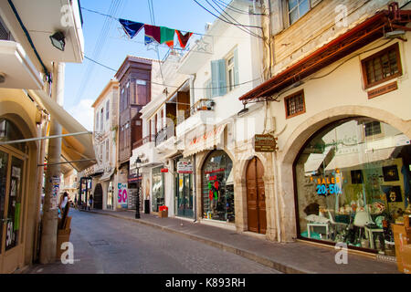 Einkaufsstraße mit bunten Fahnen mit einer Reihe von kleinen Geschäften in der Altstadt von Rethymno eingerichtet. Kreta, Griechenland Stockfoto