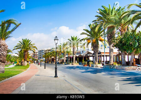 Strandpromenade mit Palmen in der Altstadt von Rethymno, Kreta, Griechenland Stockfoto