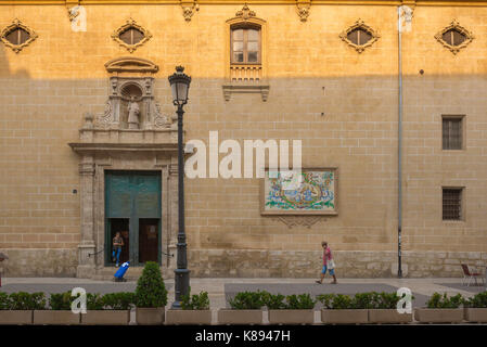 Valencia Spanien Altstadt, Blick auf den Seiteneingang der historischen Kirche San Lorenzo in der Altstadt Barrio del Carmen in Valencia, Spanien. Stockfoto