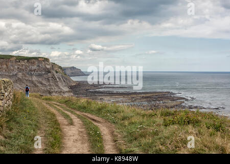 Ein Wanderer auf dem Cleveland Art und Weise in der Nähe von Robin Hood's Bay an der Küste von North Yorkshire, England Stockfoto