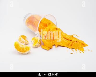 3D-Darstellung. Orangensaft aus Glas mit Orangenscheiben. Isoliert weißer Hintergrund Stockfoto