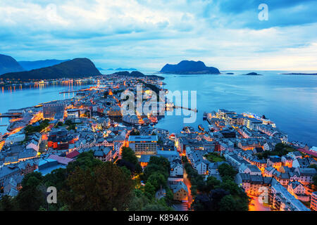 Nacht Szene von Alesund Hafen Stadt an der Westküste von Norwegen. Dort, wo das Meer die Berge treffen Stockfoto