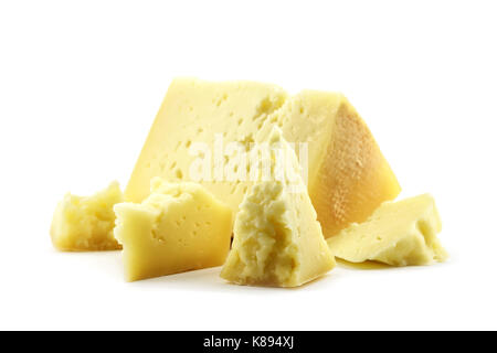 Stücke der frische Käse auf weißem Hintergrund Stockfoto