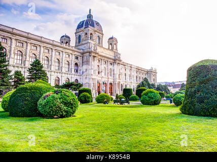 Wien, Österreich - 28 August: Touristen am Kunsthistorischen Museum am Maria-Theresien-Platz in Wien, Österreich, am 28. August 2017. Stockfoto