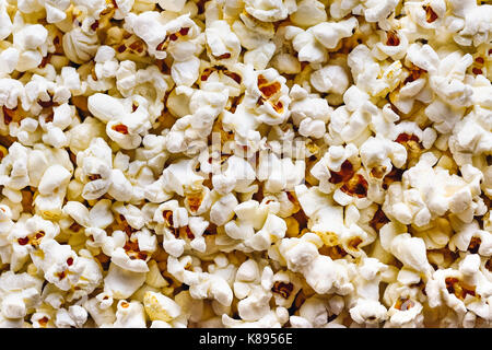 Zerstreut gesalzenem Popcorn, Textur, Hintergrund, Nahaufnahme Stockfoto