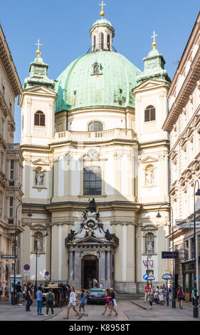 Wien, Österreich - 28 August: Touristen an der barocken Peterskirche in Wien, Österreich, am 28. August 2017. Stockfoto