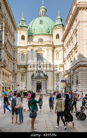 Wien, Österreich - 28 August: Touristen an der barocken Peterskirche in Wien, Österreich, am 28. August 2017. Stockfoto