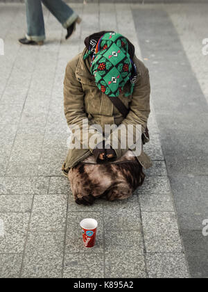 Ein Bettler Frau auf den Straßen von Paris, Frankreich. Stockfoto