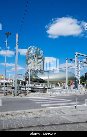 Touristen besuchen die Cite du Vin am Fluss Garonne in Bordeaux Stockfoto