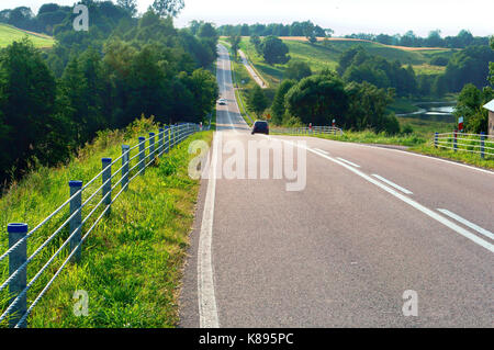 Ein langer Weg durch Feld und Wald, Landschaft, Ansicht von oben, steigen hoch über die Felder und Wälder Stockfoto