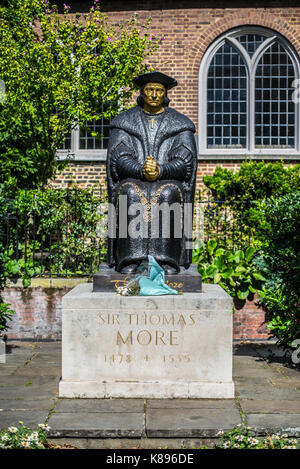 Sir Thomas More Statue von Leslie Bevis Cubitt außerhalb Chelsea alte Kirche, London. Lackiert Schwarz und Gold. Stockfoto