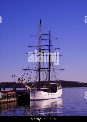 Tall Ship s/v Legende an der Anlegestelle auf einen angenehmen Abend in Oslo, Norwegen Stockfoto