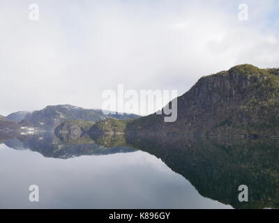 Perfekte Spiegelung der Klippen und Gipfel im Fjord, Osterfjorden, Norwegen Stockfoto