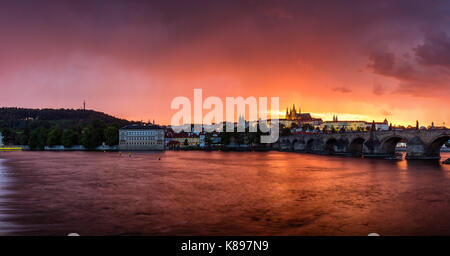 Fantastische Naturphänomene Sommer Sturm über die Karlsbrücke, die Prager Burg und die Moldau in Prag, Tschechische Republik Stockfoto